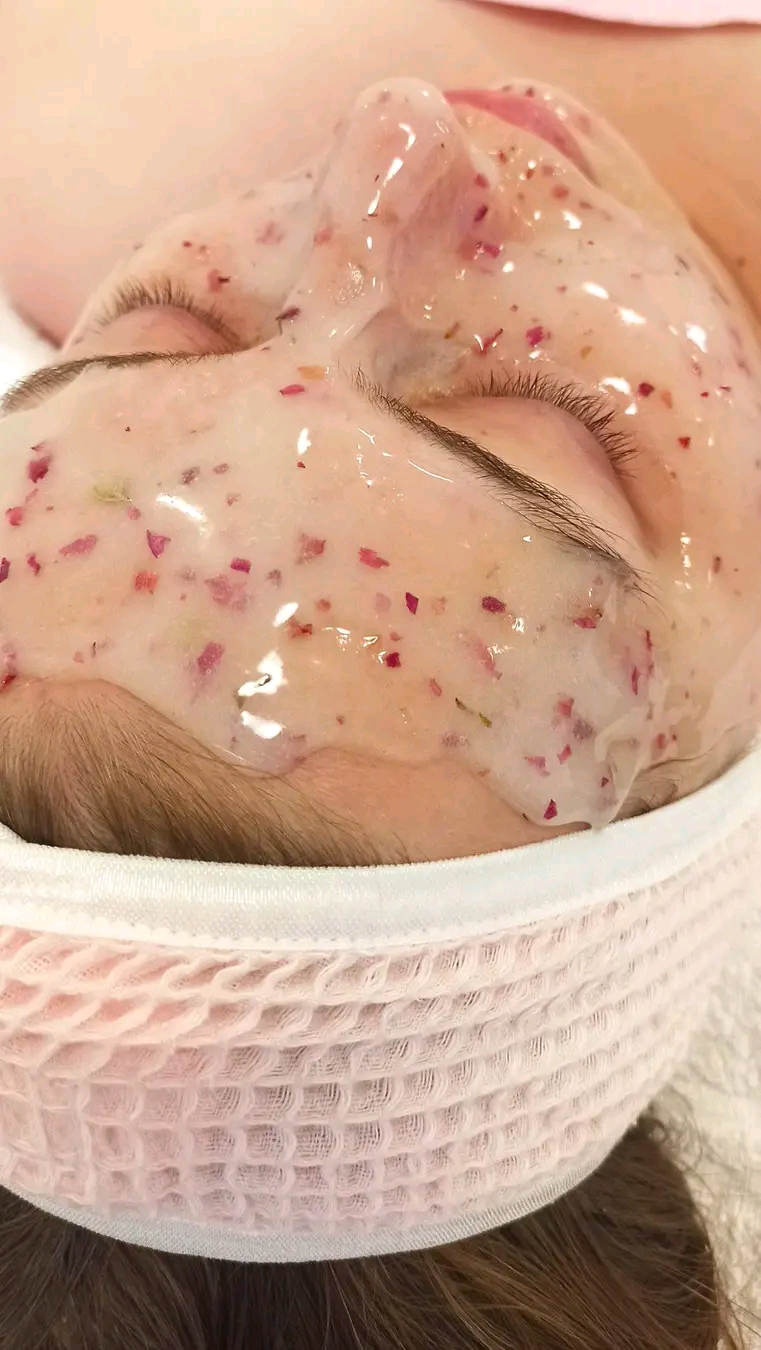 Péče s hydrojelly maskou. Tato péče obsahuje - odlíčení pleti, peeling, čištění pleti ultrazvukem, barvení řas, barvení obočí, krémová maska, úprava obočí, masáž krku a dekoltu, masáž obličeje, HYDROJELLY MASKA, tonizace pleti, sérum, oční krém, krém. Doba péče je celkem 90 minut.
